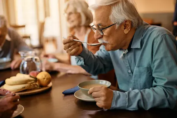 7 Key Benefits of Community Dining for Seniors